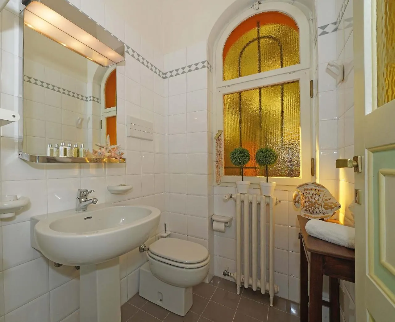 Villa Vibe Luce, Beautiful Period Villa With Private Pool And Lake View Gardone Riviera