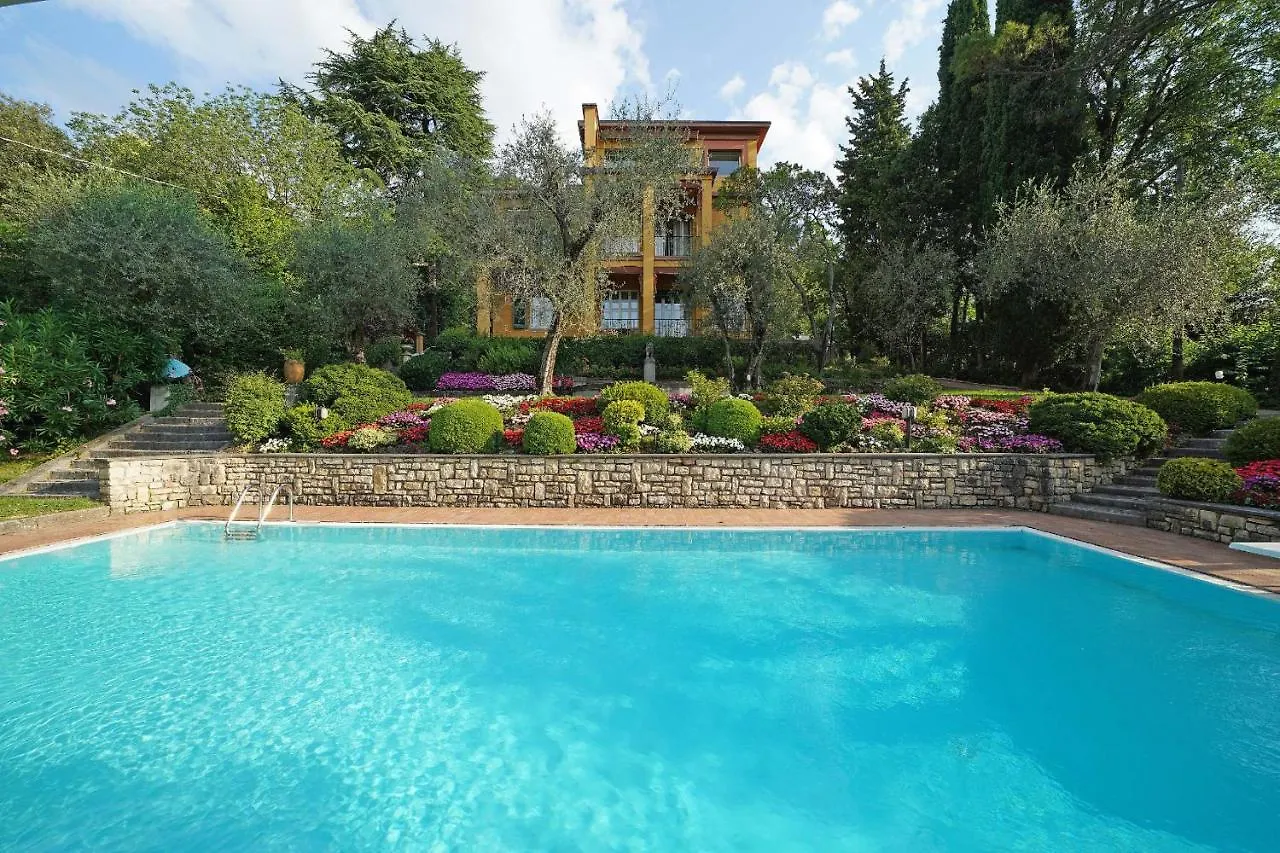 Villa Vibe Luce, Beautiful Period Villa With Private Pool And Lake View kontakter
